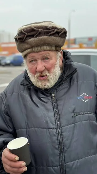 Мем с мужчиной в меховой шапке